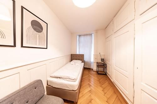 Een bed of bedden in een kamer bij The R Apartment Munot - Old Town