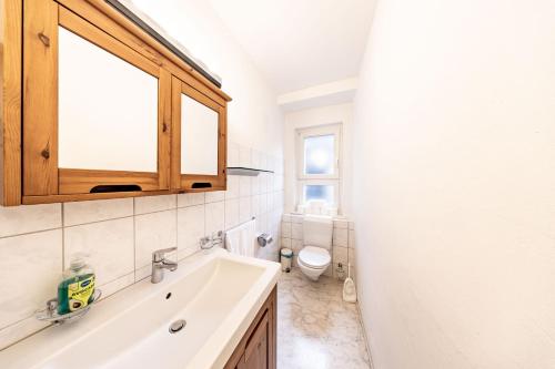 Een badkamer bij The R Apartment Munot - Old Town