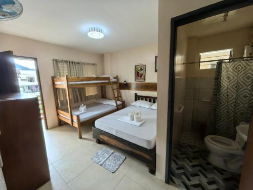een slaapkamer met een stapelbed en een toilet bij SILVERISE Pension in El Nido