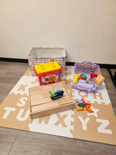 a table with toys and a box on a floor at 新宿駅まで12分渋谷駅まで22分最大8名様宿泊可能4ベッドルーム in Ogikubo