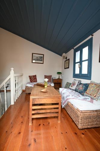 Giường trong phòng chung tại Polyxenia Hotel