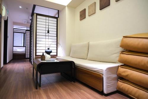 a living room with a couch and a table at 北川秋叶原 羽田机场直达 秋叶原站步行4分钟和风民宿 适合家庭和情侣入住 Poka Stay Akihabara in Tokyo