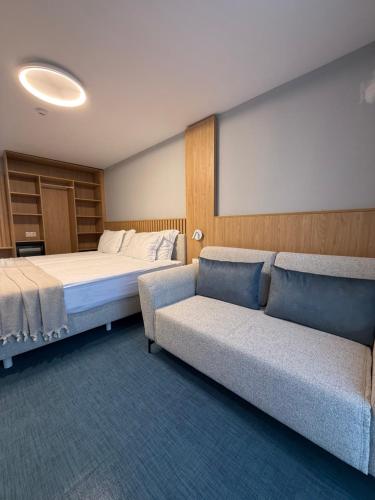 een hotelkamer met een bed en een bank bij Compass Hotel in Albena
