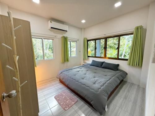 a bedroom with a bed and a window at RJJhouse Kohphangan in Ban Nua