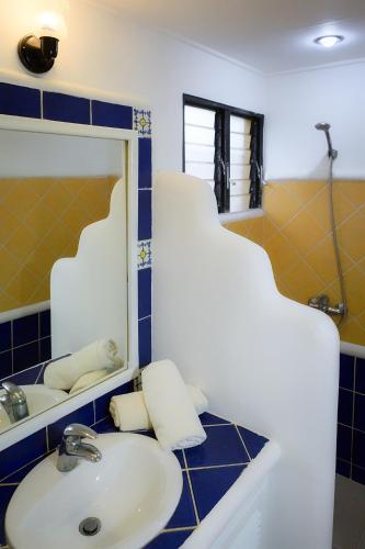 a bathroom with a sink and a mirror at Condo Hotel Playa Las Ballenas in Las Terrenas