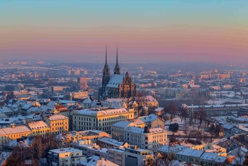 een luchtzicht op een stad met een kerk bij Hotel International Brno in Brno
