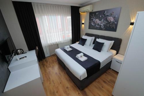 a bedroom with a large bed with two dishes on it at Özdemir Inn Otel in Balıkesir