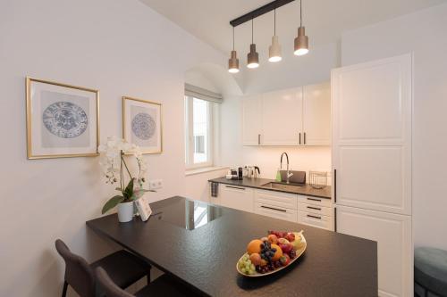 Kuchyň nebo kuchyňský kout v ubytování Suite Nr 5 - J26 LUXURY APARTMENT, Jauniela 26 Old Riga - Great View & Top Location - 2 Bedrooms - 80 m2