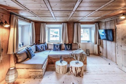een woonkamer met een bank en een tafel bij Chalet Bauernhaus 1864 in Elbigenalp