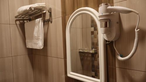 a bathroom with a mirror and a phone on a wall at إقامة البندر 1 - Al Bandar 1 Apartments Managed by Yanbu Suites in Yanbu