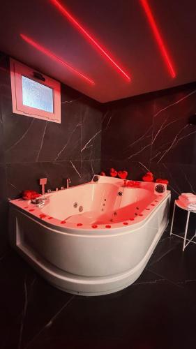Eine Badewanne mit roten Lichtern in einem schwarzen Badezimmer in der Unterkunft Hotel Iris in Varcaturo