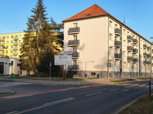 a building on the side of a street at Garsonka ve Dvoře in Dvůr Králové nad Labem