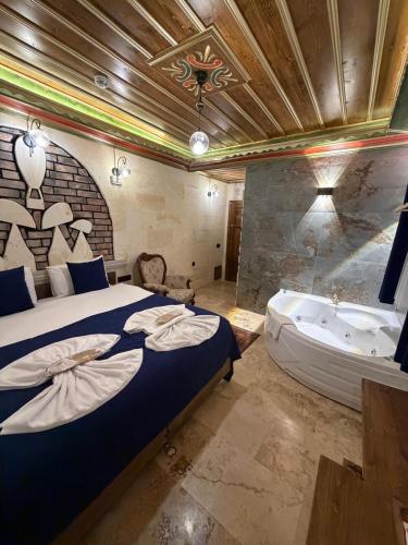 a bedroom with a bed and a bath tub at Era Cappadocia in Uçhisar