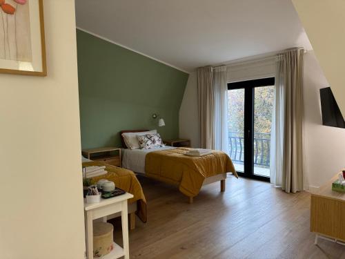 een slaapkamer met een bed, een tafel en een raam bij Villa Angelina in Aquino