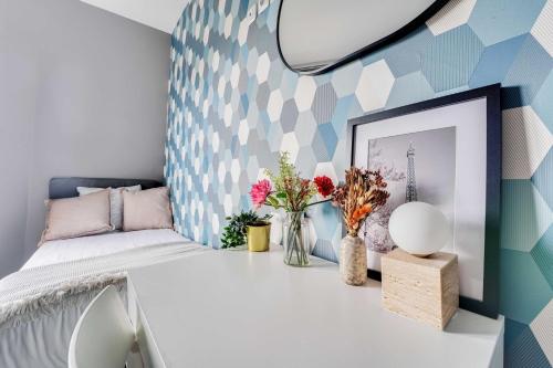 een slaapkamer met een bed en een schilderij aan de muur bij Modern studio - 1P- Canal Saint-Martin in Parijs