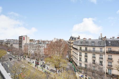 een uitzicht op een stad met gebouwen en een straat bij Modern studio - 1P- Canal Saint-Martin in Parijs