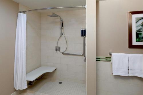 bagno con doccia e panca di The Westin Washington Dulles Airport a Herndon