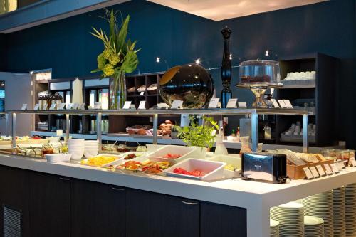 una linea a buffet con molto cibo sopra di Scandic Stavanger Airport a Sola