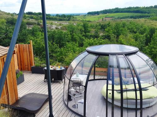 een prieel met een glazen koepel op een terras bij La Borieta in Labastide-de-Penne