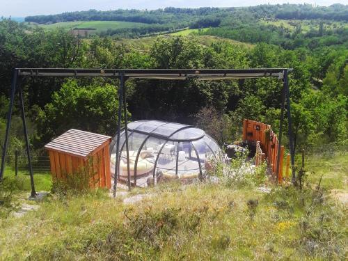 een prieel met een koepel in een veld bij La Borieta in Labastide-de-Penne