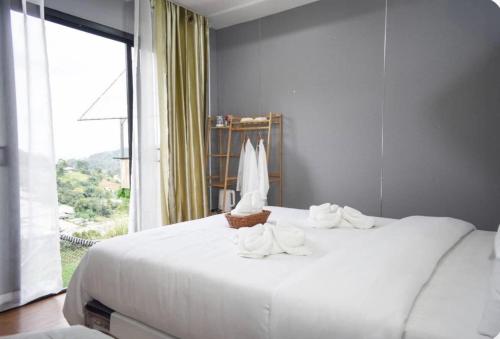 En eller flere senge i et værelse på Mon phuree Glamping