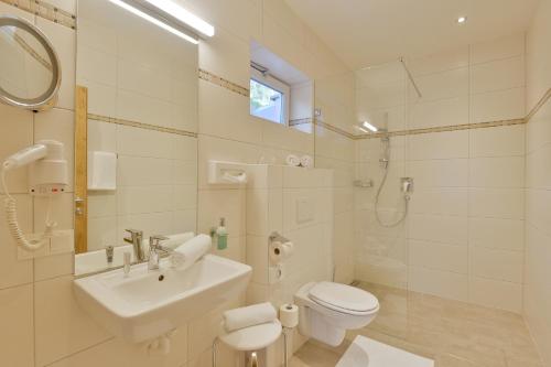 Koupelna v ubytování Das Sonnleiten Ski- und Motorradhotel Bruck im Zillertal