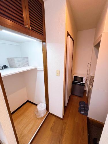 a small room with a kitchen and a hallway at クオリティハイツ101号室 in Tokyo