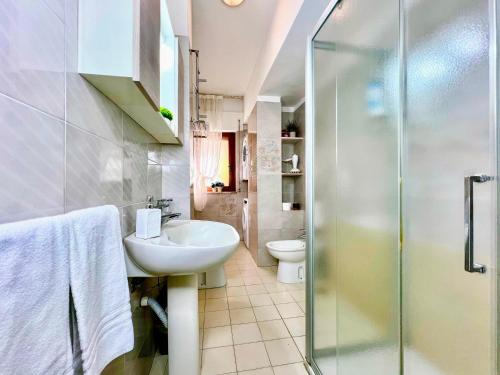 un bagno con wc, lavandino e doccia di Gente di Mare Apartment Tropea Center a Tropea