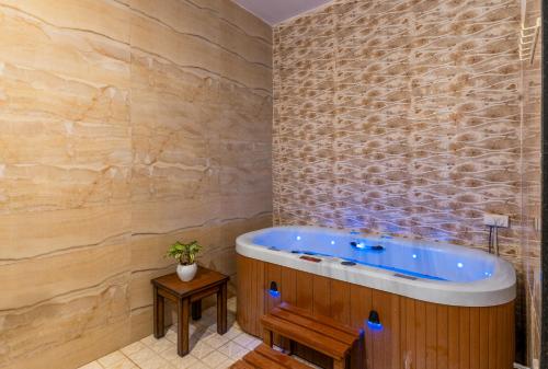 Et badeværelse på The Everest Hill Resort & Spa-Kumbhalgarh