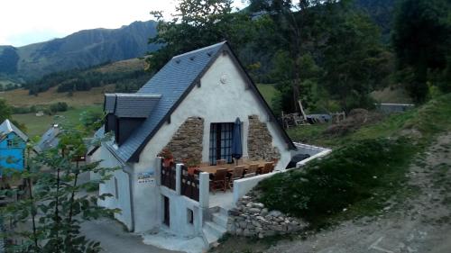 una pequeña casa en la cima de una colina en Chalet Etxola, en Ens