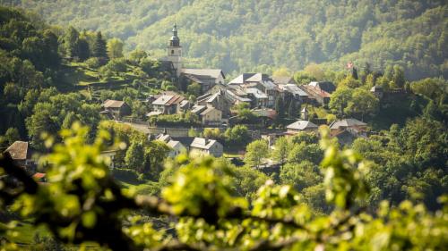 een klein dorpje in de bergen met een kerk bij Cocon sous les toits in Albertville