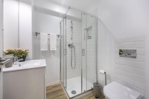 White Pearl Apartment by Seewest