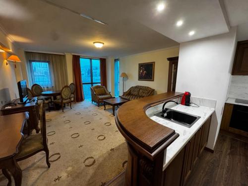 een keuken met een spoelbak en een woonkamer bij Efir in Stara Zagora