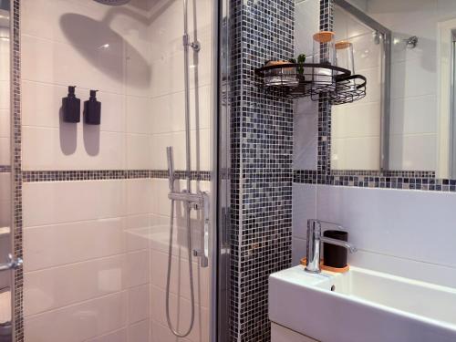 a bathroom with a shower and a sink at Studio, terrasse & cathédrale in Valence