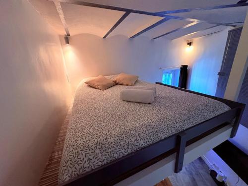 a small bed in a small room with at Studio, terrasse & cathédrale in Valence