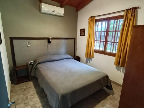 Giường trong phòng chung tại Cabañas Los Aromos