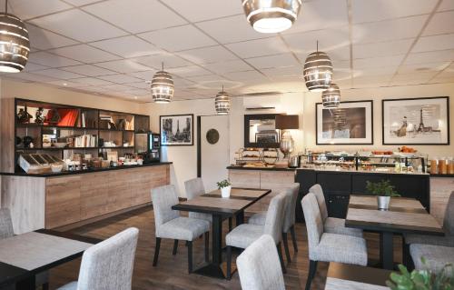 En restaurant eller et andet spisested på Brit Hotel Confort Orly Morangis