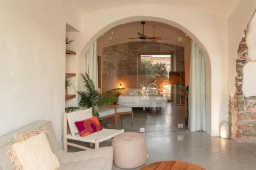 a living room with a couch and a table at Montera appartement centre ville avec piscine chauffée et jardin in Bastia
