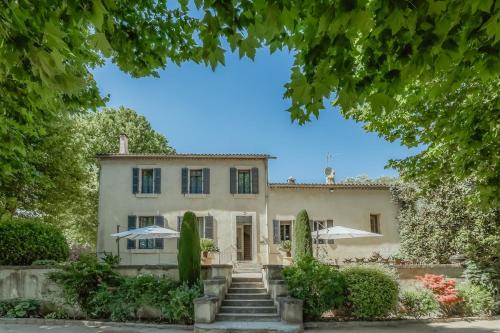 Villa de Maitre dans beau domaine