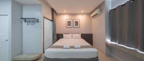 a small bedroom with a bed and a window at ซีทูยู อุทัยธานี in Ban Wang Yang