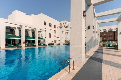 vista sulla piscina di un hotel di Islamabad Serena Hotel a Islamabad