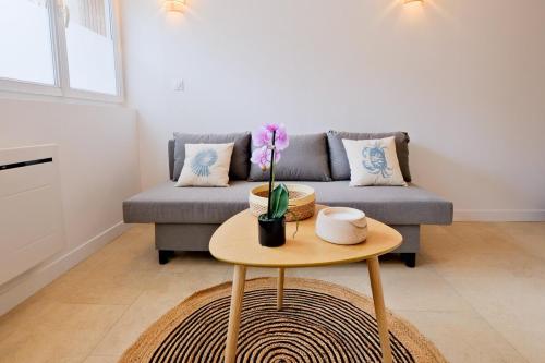 un salon avec un canapé et une table dans l'établissement La confidence, à Périgueux