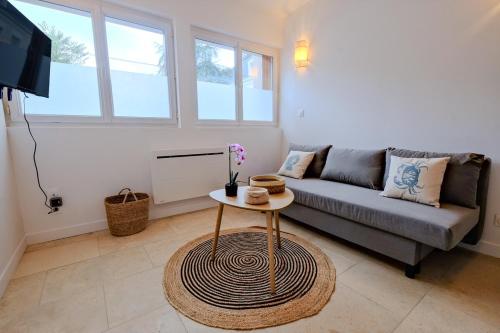 un salon avec un canapé et une table dans l'établissement La confidence, à Périgueux