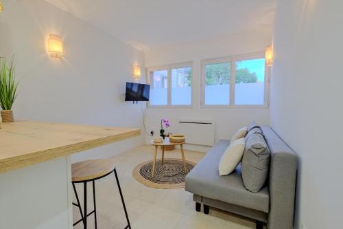 un salon avec un canapé et une table dans l'établissement La confidence, à Périgueux
