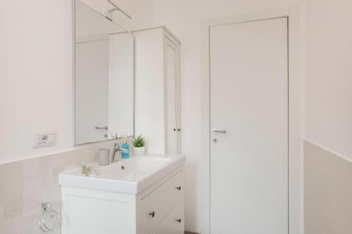 Corvetto Modern Apartment - Steps from M3 Corvetto