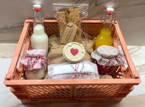 een mand met twee flessen melk en eten bij Marina 30 in A Coruña
