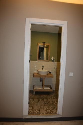 a bathroom with a sink and a mirror at zoom hotels in Eskiömerler