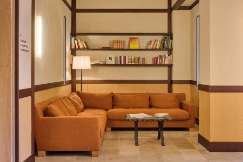 een woonkamer met een bank en een tafel bij Hôtel Le Provençal - Rénové en 2025 - Bord de Mer in Hyères