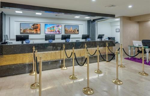 a lobby with a waiting area with ropes and a volleyball net at Hotel Cartagena Plaza in Cartagena de Indias