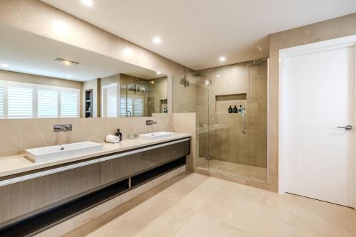 a bathroom with a sink and a shower at Il Mare' in Albany